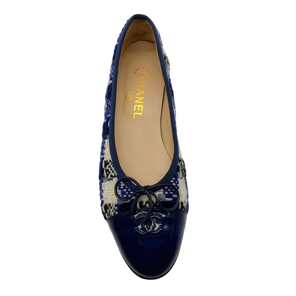 CHANEL BLUE / IVORY CC LOGO PATENT LEATHER CAP TOE CHECKERED TWEED BALLET FLATS - Picture 4 of 11